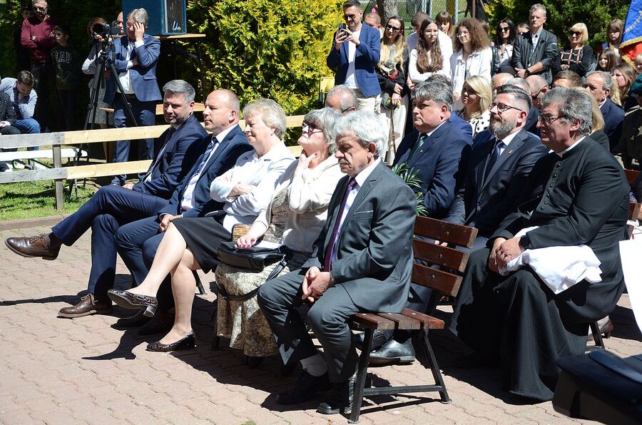 Uroczystość odsłonięcia tablicy chor. Stanisława Kućmierza w Jerzmanowicach. Fot. Janusz Ślęzak (IPN)