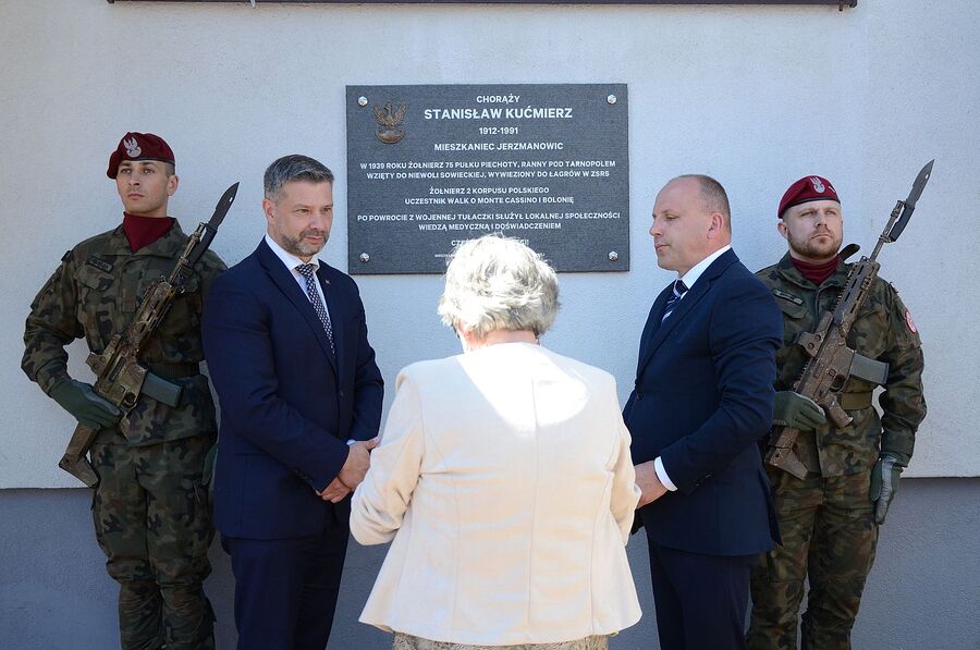 Uroczystość odsłonięcia tablicy chor. Stanisława Kućmierza w Jerzmanowicach. Fot. Janusz Ślęzak (IPN)