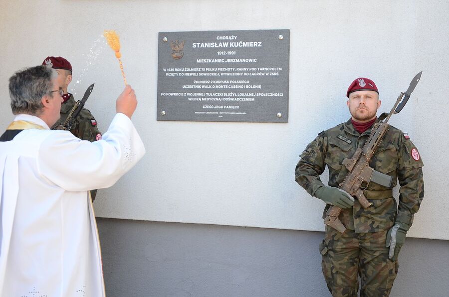 Uroczystość odsłonięcia tablicy chor. Stanisława Kućmierza w Jerzmanowicach. Fot. Janusz Ślęzak (IPN)