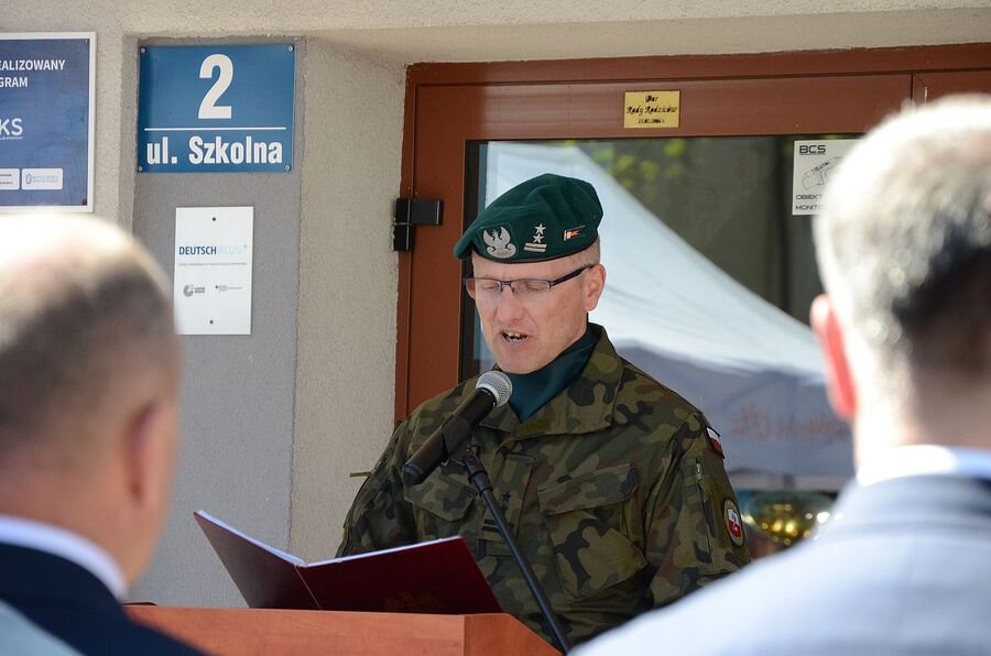 Uroczystość odsłonięcia tablicy chor. Stanisława Kućmierza w Jerzmanowicach. Fot. Janusz Ślęzak (IPN)