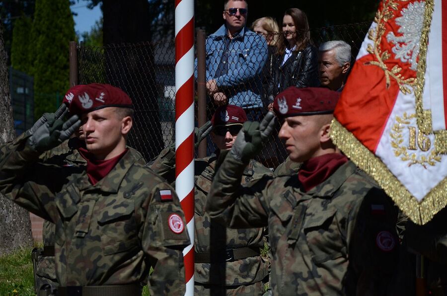 Uroczystość odsłonięcia tablicy chor. Stanisława Kućmierza w Jerzmanowicach. Fot. Janusz Ślęzak (IPN)