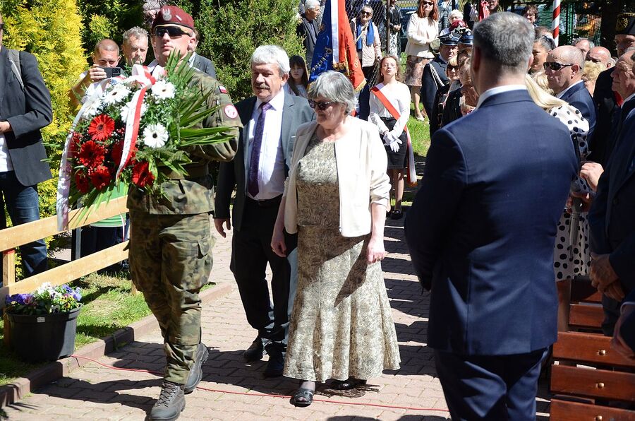 Uroczystość odsłonięcia tablicy chor. Stanisława Kućmierza w Jerzmanowicach. Fot. Janusz Ślęzak (IPN)