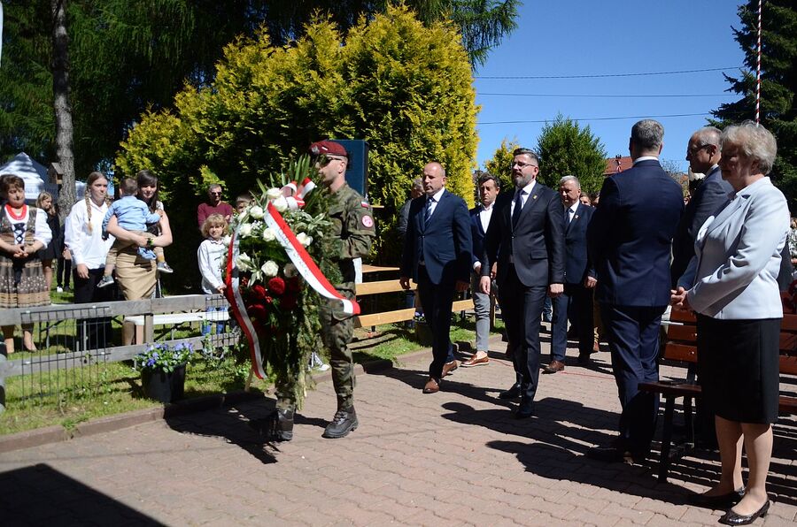 Uroczystość odsłonięcia tablicy chor. Stanisława Kućmierza w Jerzmanowicach. Fot. Janusz Ślęzak (IPN)