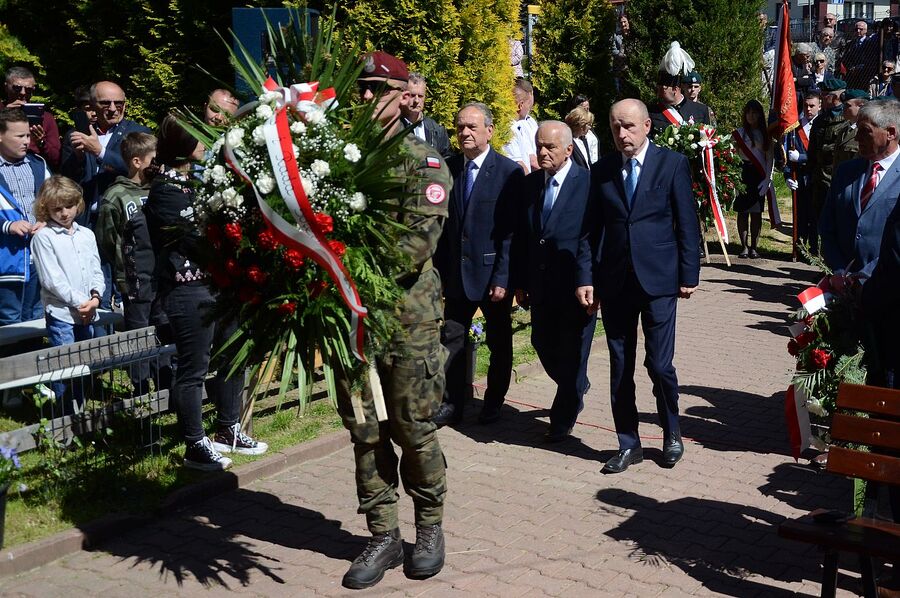 Uroczystość odsłonięcia tablicy chor. Stanisława Kućmierza w Jerzmanowicach. Fot. Janusz Ślęzak (IPN)