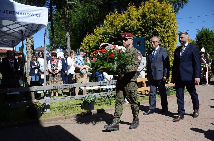 Uroczystość odsłonięcia tablicy chor. Stanisława Kućmierza w Jerzmanowicach. Fot. Janusz Ślęzak (IPN)