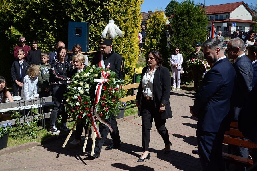 Uroczystość odsłonięcia tablicy chor. Stanisława Kućmierza w Jerzmanowicach. Fot. Janusz Ślęzak (IPN)