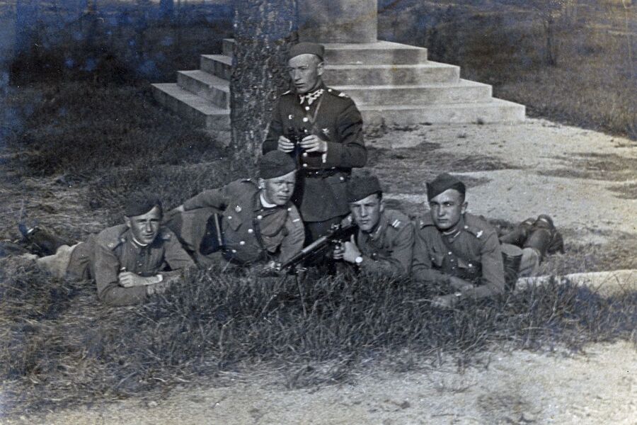 Kapral Ludwik Kawik przy rkm wz. 28. Fot. archiwum rodzinne