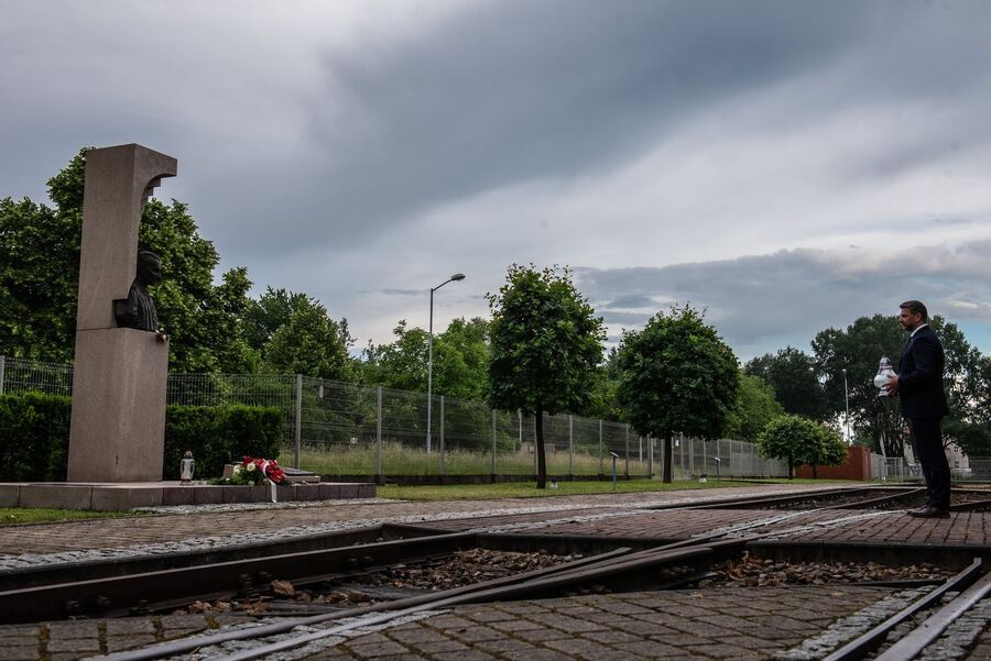 76. rocznica śmierci rtm. Pileckiego. Pomnik w Małopolskiej Uczelni Państwowej w Oświęcimiu. Fot. Agnieszka Masłowska (IPN)