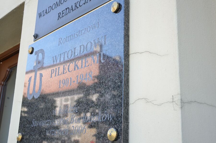 76. rocznica śmierci rtm. Pileckiego. Tablica na Rynku w Bochni. Fot. Janusz Ślęzak (IPN)