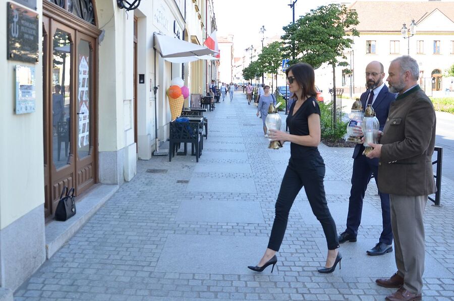 76. rocznica śmierci rtm. Pileckiego. Tablica na Rynku w Bochni. Fot. Janusz Ślęzak (IPN)