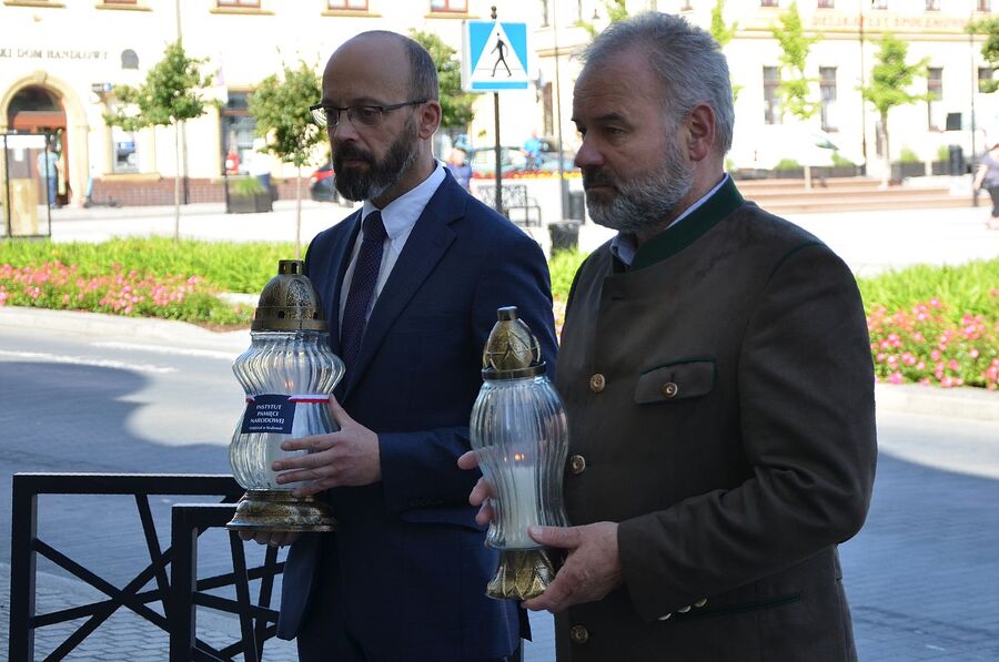 76. rocznica śmierci rtm. Pileckiego. Tablica na Rynku w Bochni. Fot. Janusz Ślęzak (IPN)