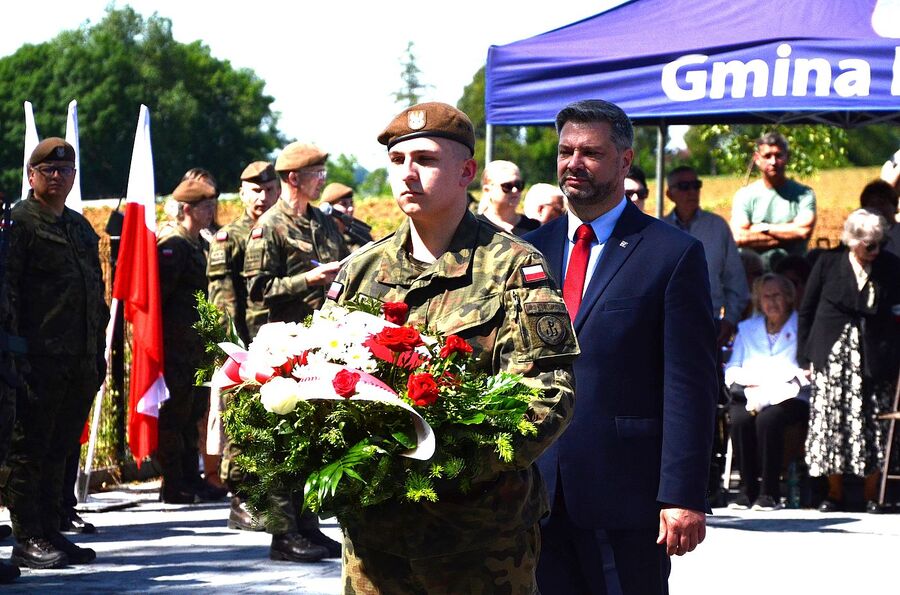 W Wierzbnie złożono hołd gen. Okulickiemu i cichociemnym. Fot. Janusz Ślęzak (IPN)