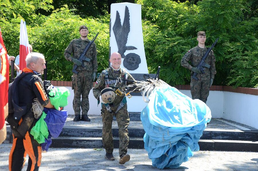 W Wierzbnie złożono hołd gen. Okulickiemu i cichociemnym. Fot. Janusz Ślęzak (IPN)