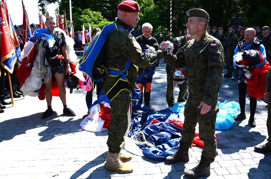W Wierzbnie złożono hołd gen. Okulickiemu i cichociemnym. Fot. Janusz Ślęzak (IPN)